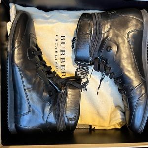 Burberry black leather ankle boots. Size 39